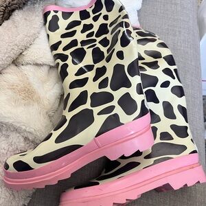 Stylish Giraffe printed, pink trimmed Women's Rain Boots- size 37 (6-6.5)